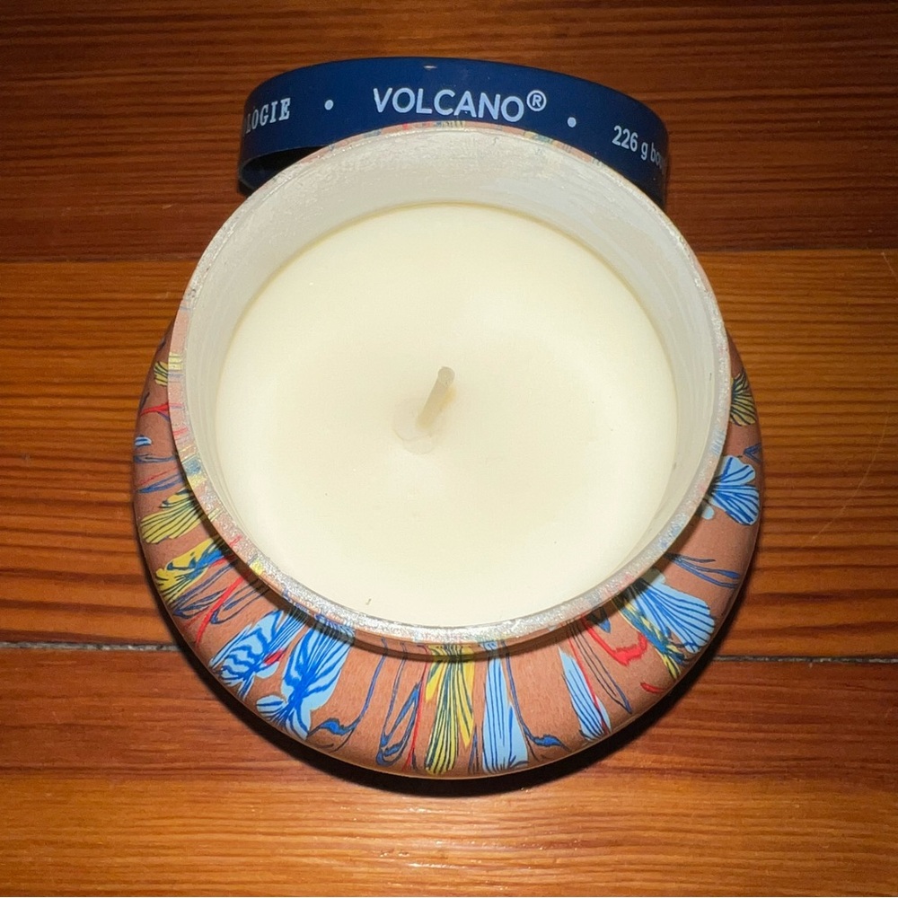 CAPRI BLUE x ANTHROPOLOGIE Volcano Flowers Candle - Picture 2 of 5